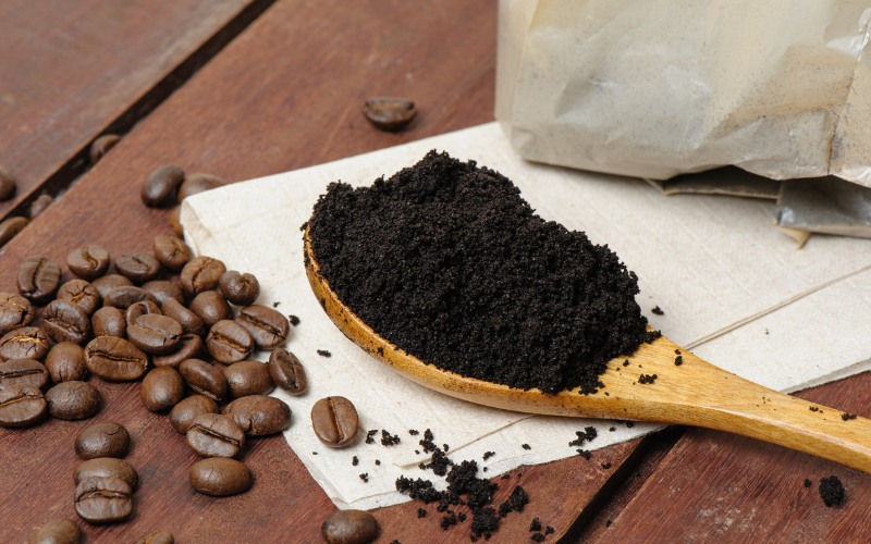 Bã cà phê có thể thoa trực tiếp lên nhũ hoa để cải thiện tình trạng da thâm sạm