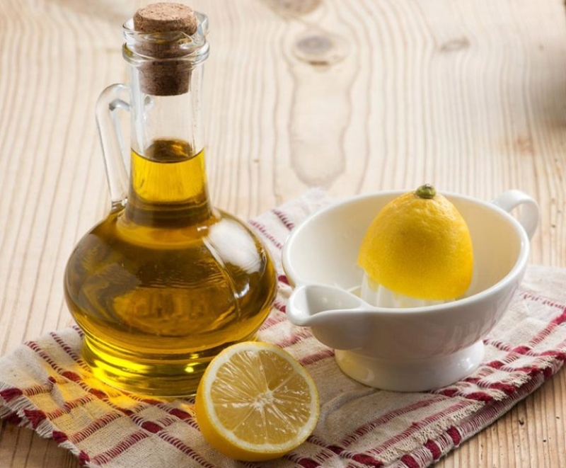 Hỗn hợp chanh và dầu oliu chứa nhiều nhóm vitamin, chất chống oxy hóa, ngăn chặn gốc hắc sắc tố phát triển