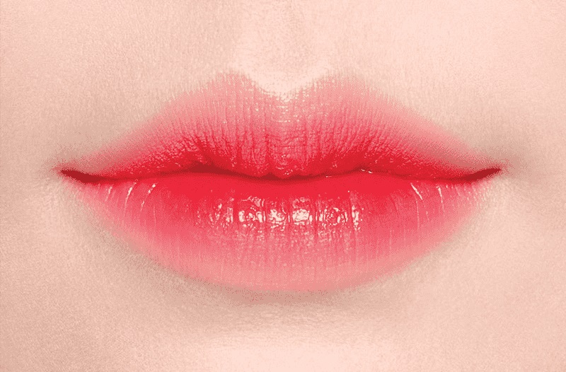 Dùng son môi có thể giúp tạo hình kiểu môi bạn mong muốn