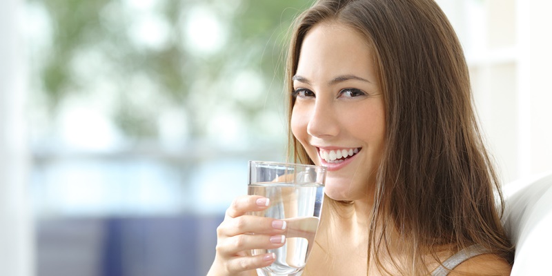 Uống đủ lượng nước cần thiết mỗi ngày để giảm cảm giác ngứa đầu nhũ hoa
