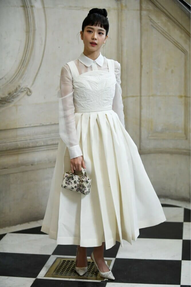Váy trắng công chúa cực xinh của Jisoo Blackpink