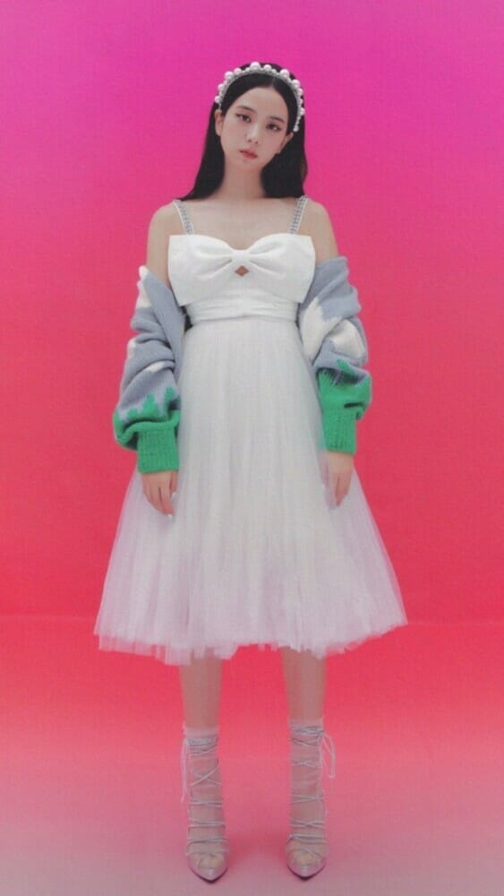 Váy trắng công chúa cực xinh của Jisoo Blackpink