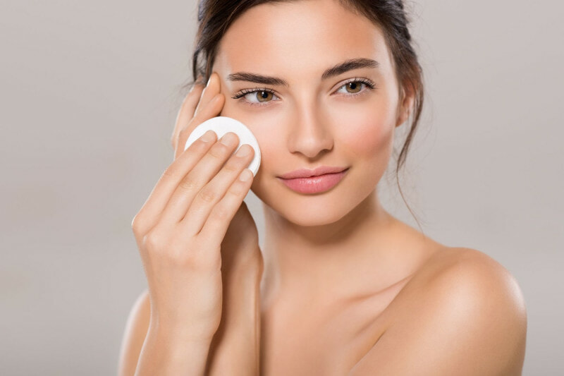Tẩy trang là một trong 8 bước chăm sóc da mặt