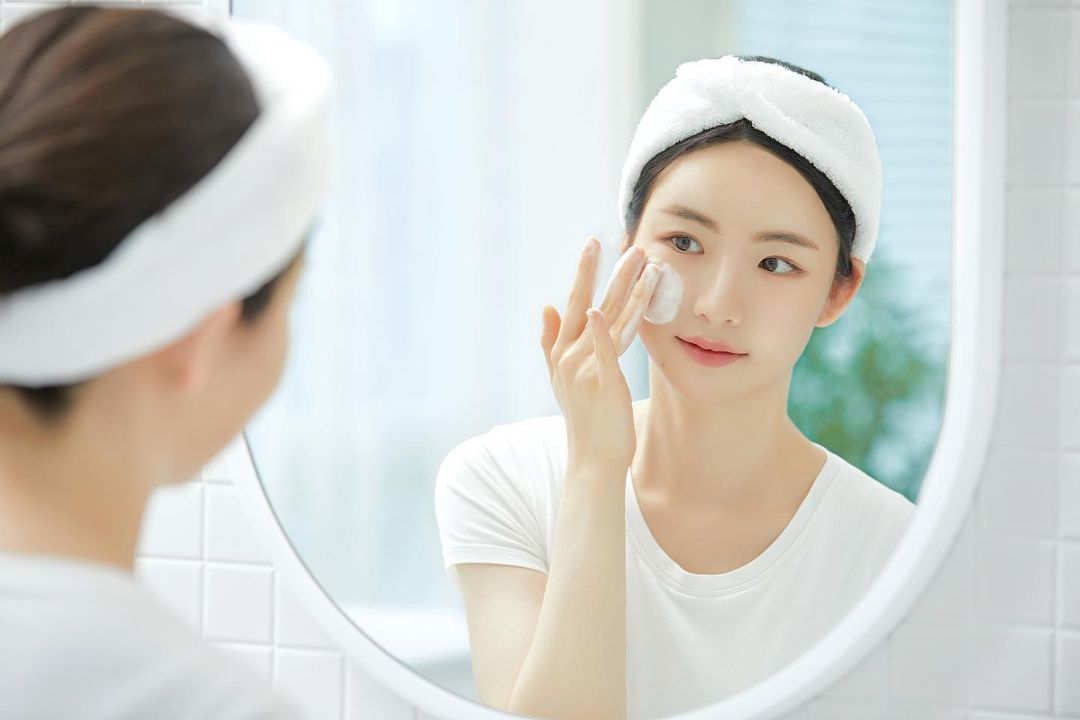 Cách chăm sóc da mặt - Rửa mặt sạch với sữa rửa mặt 