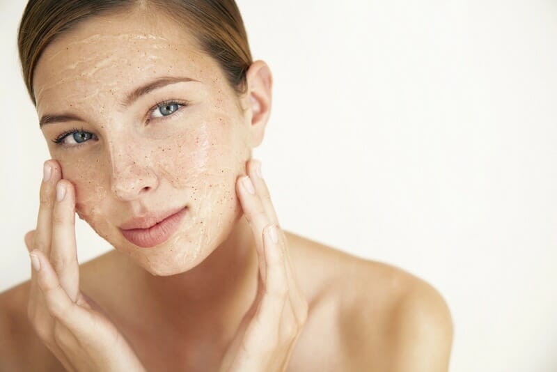 Tẩy tế bào chết là một trong 8 bước chăm sóc da mặt