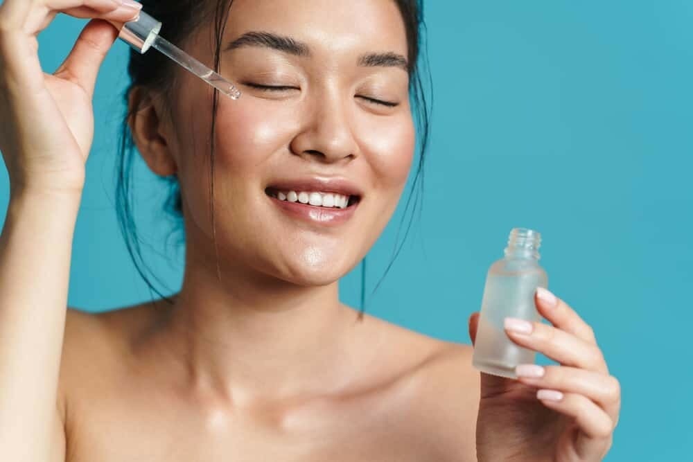 Sử dụng serum là một trong 8 cách chăm sóc da mặt (Nguồn: Internet)