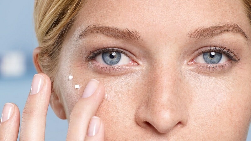 Dùng kem dưỡng mắt là một trong 8 cách chăm sóc da mặt 