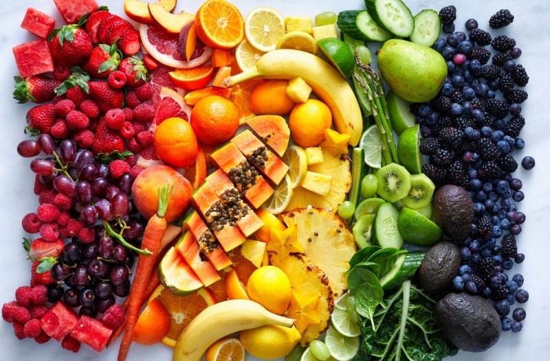 Nên cung cấp thật nhiều trái cây và rau củ tươi để bổ sung vitamin và khoáng chất cho cơ thể
