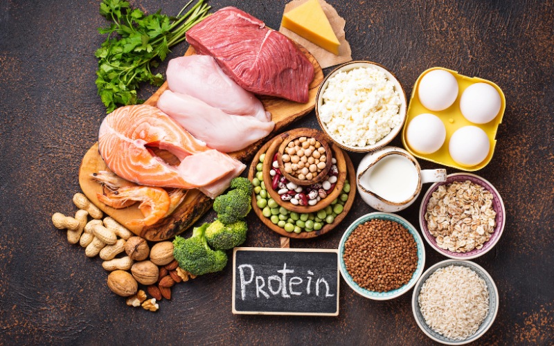 Tăng cường bổ sung Protein từ các loại hạt, sữa tươi, thịt bò,.. để duy trì cân nặng cân đối, hiệu quả