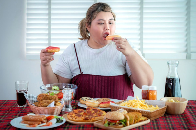 Sở thích ăn uống mất kiểm soát cũng là nguyên nhân gây ra mỡ đùi