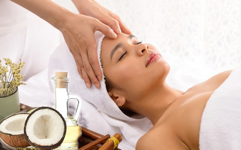 Kết hợp tinh chất dưỡng ẩm khi massage mắt giúp đạt hiệu quả giảm mỡ nhanh hơn