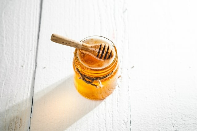 Cách làm son dưỡng môi từ mật ong
