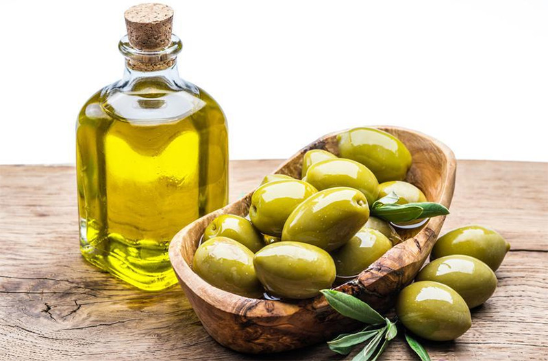 Dầu oliu chứa nhiều thành phần dưỡng chất tuyệt vời để nuôi dưỡng làn da