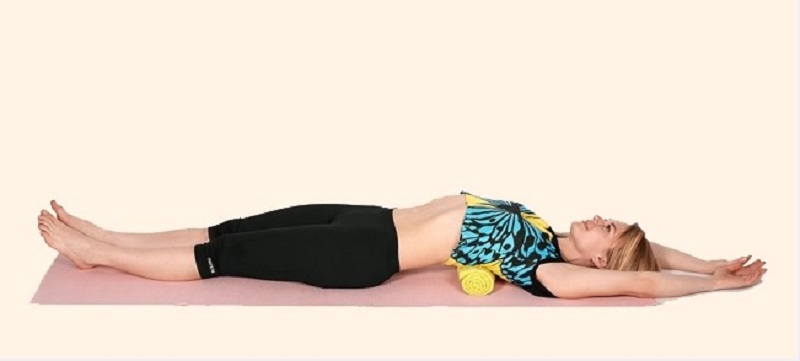 Chỉ cần nằm ngửa rồi đặt cuộn khăn dưới hõm lưng là sẽ giảm béo bụng