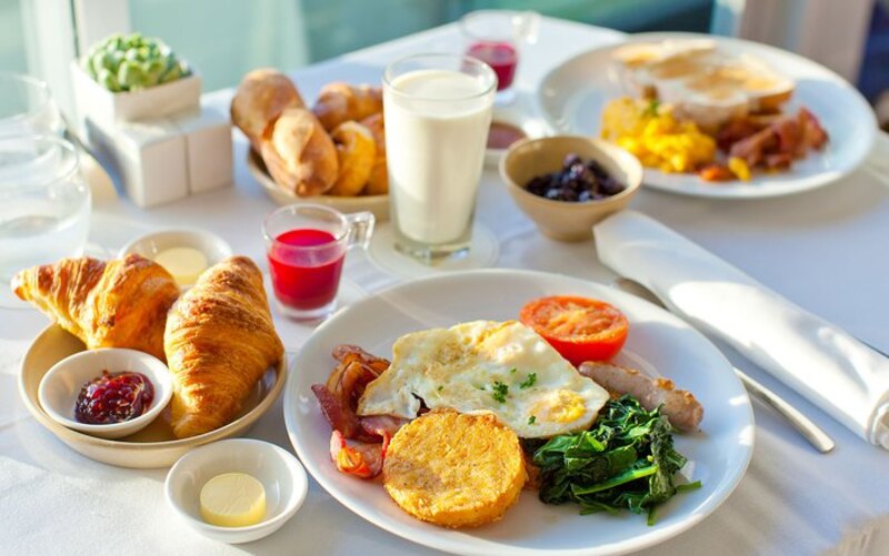Bạn nên xây dựng chế độ ăn với bữa sáng đa dạng, giàu protein