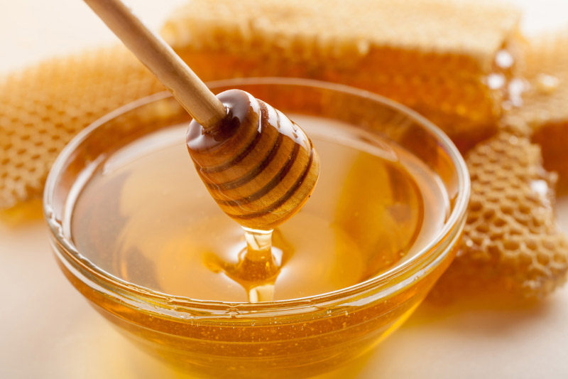 Mật ong là một chất dưỡng ẩm tự nhiên có thể làm giảm tình trạng thâm và khô nhũ hoa