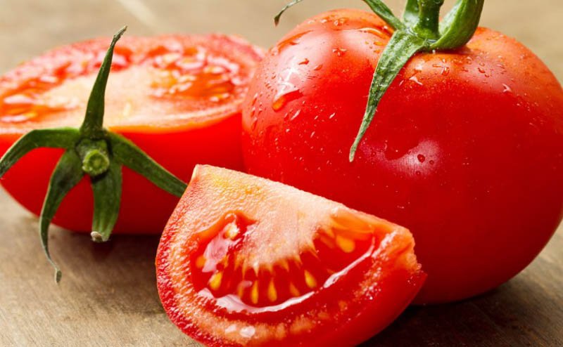 Lycopene có trong cà chua có thể giúp làm mờ các vết thâm và cải thiện sự đều màu của nhũ hoa