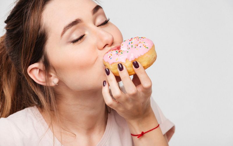 Nên hạn chế ăn nhiều đồ ngọt để ngăn ngừa béo phì