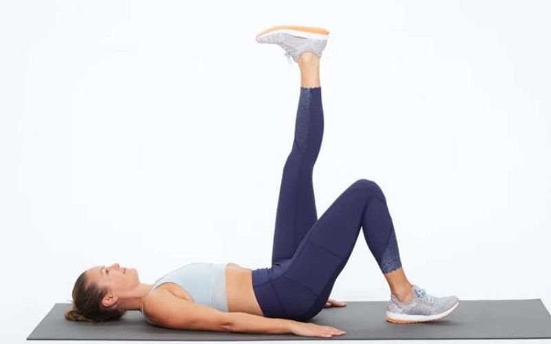 Bài tập Single leg lift giúp siết chặt cơ bụng tạo dáng chuẩn