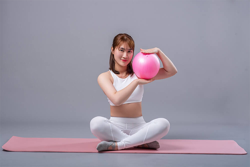 Tập yoga, pilates thường xuyên và kết hợp ăn uống lành mạnh để ngăn ngừa lão hóa