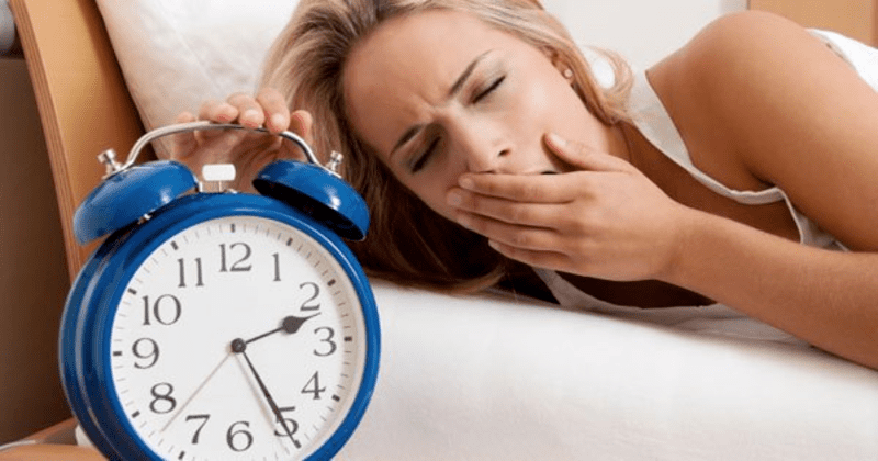 Ngủ không đủ giấc sẽ khiến cho bạn mệt mỏi vào hôm sau và ăn nhiều hơn 