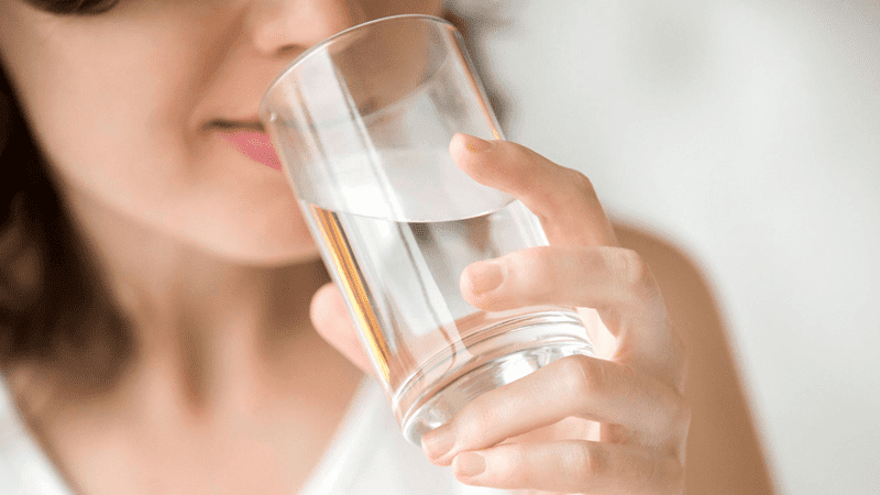 Uống nhiều nước để cơ thể thải độc và loại bỏ các cặn bã ra bên ngoài