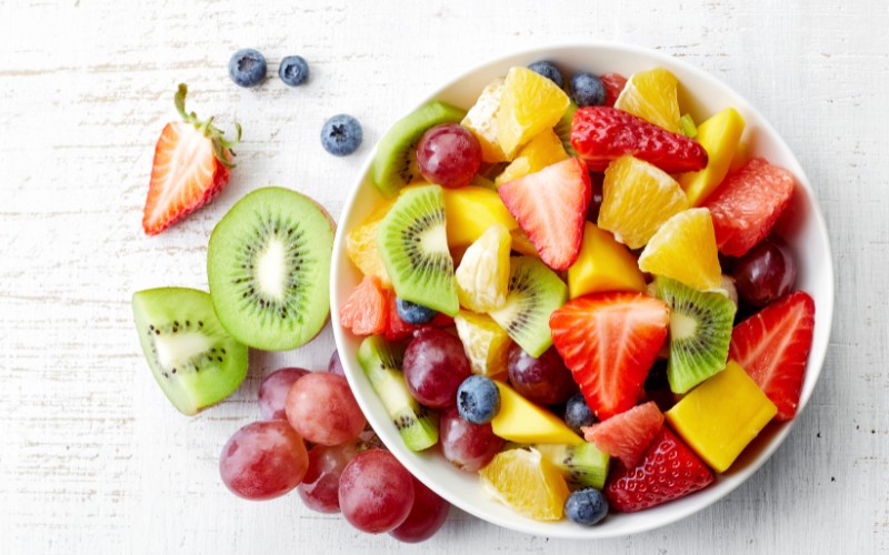 Bổ sung cho cơ thể đầy đủ vitamin từ trái cây sau khi cắt mí