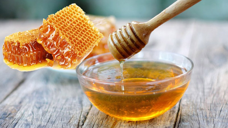 Mật ong là nguyên liệu thiên nhiên không thể thiếu giúp trị thâm vùng kín