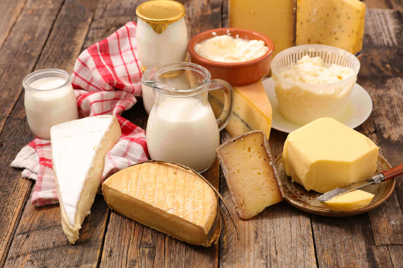 Uống sữa tươi hoặc các chế phẩm từ sữa có thể giúp giảm sưng viêm hiệu quả cho người mới nâng mũi