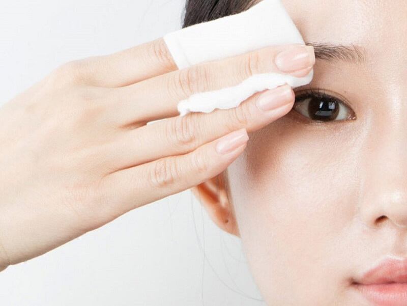 Dùng nước muối sinh lý để vệ sinh vùng mí mắt hậu phẫu