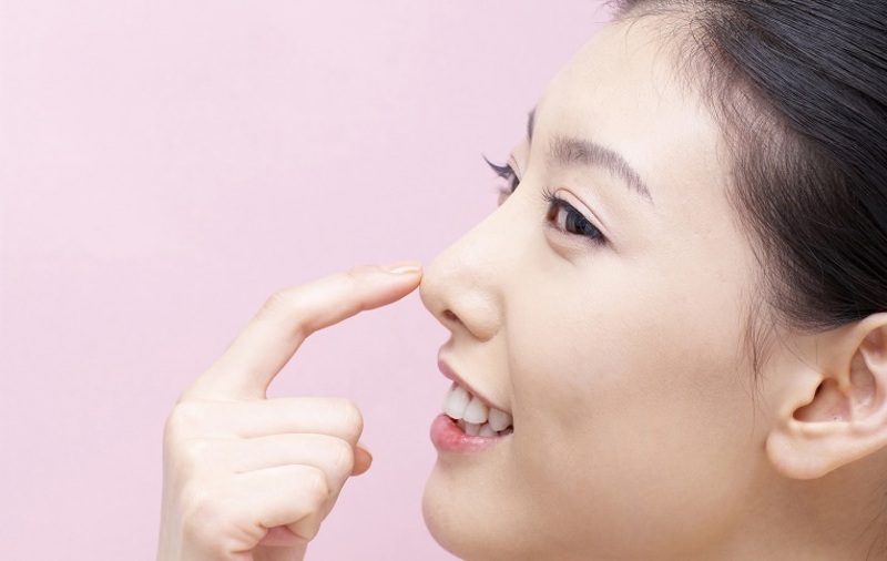 Đẩy sống mũi là bài tập hiệu quả để nâng cao dáng mũi