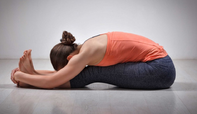 Động tác yoga gập người phía trước chủ yếu tác động vào vùng đùi và bắp chân