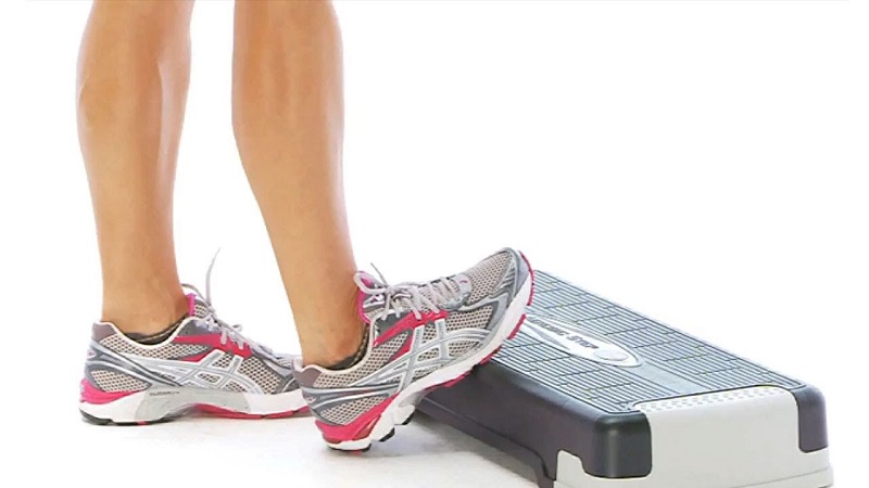 Chuẩn bị một chiếc bục hoặc tận dụng cầu thang giúp bạn hoàn thành bài Calf Stretch On Step hiệu quả