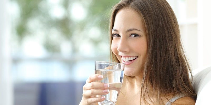 để giảm thiểu tình trạng trên bạn phải uống đủ lượng nước hàng ngày để cân bằng độ ẩm cho âm đạo