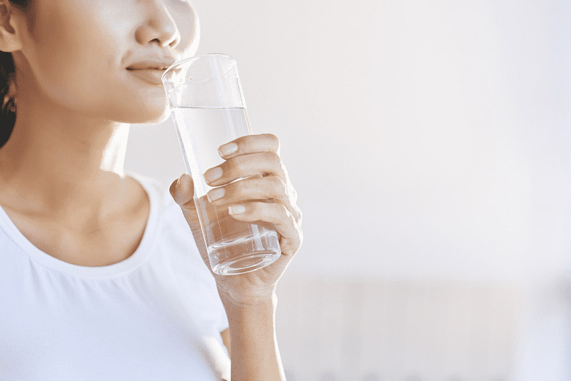 nên uống đủ nước để hạn chế nguy cơ bé bị khô hạn