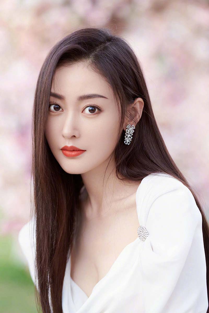 Nữ diễn viên Trương Thiên Ái sở hữu phần xương đòn hơi cong nhẹ vô cùng quyến rũ