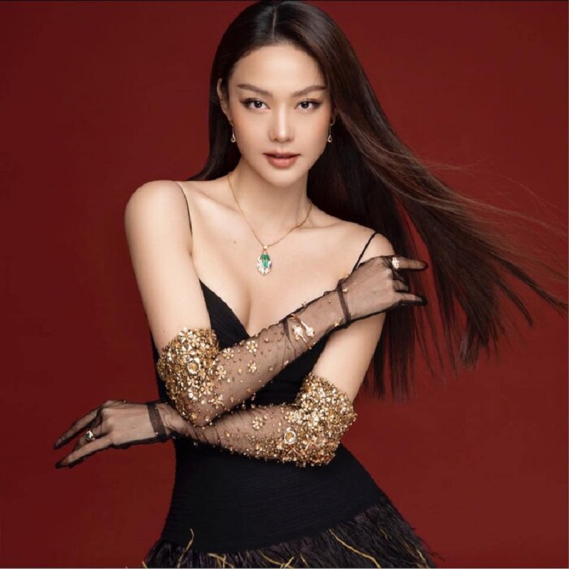 Nữ ca sĩ, diễn viên Minh Hằng diện trang phục 2 dây gợi cảm