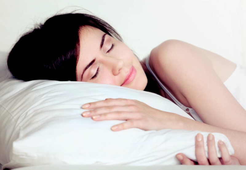 Kê gối cao khi ngủ giúp giảm áp lực vùng mắt