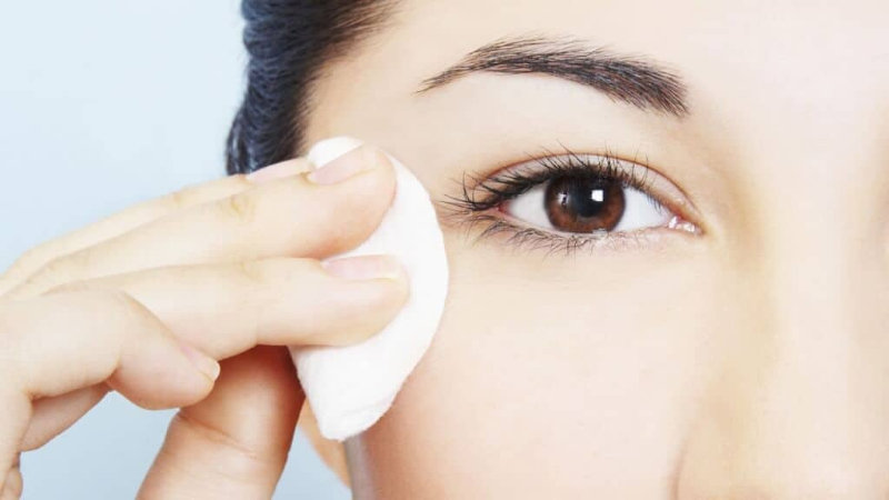 Cần vệ sinh sạch vùng mắt trước khi chườm đá
