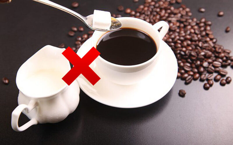 Không uống cà phê khi bạn gặp phải tình trạng co giật mí mắt sau khi bóc mỡ