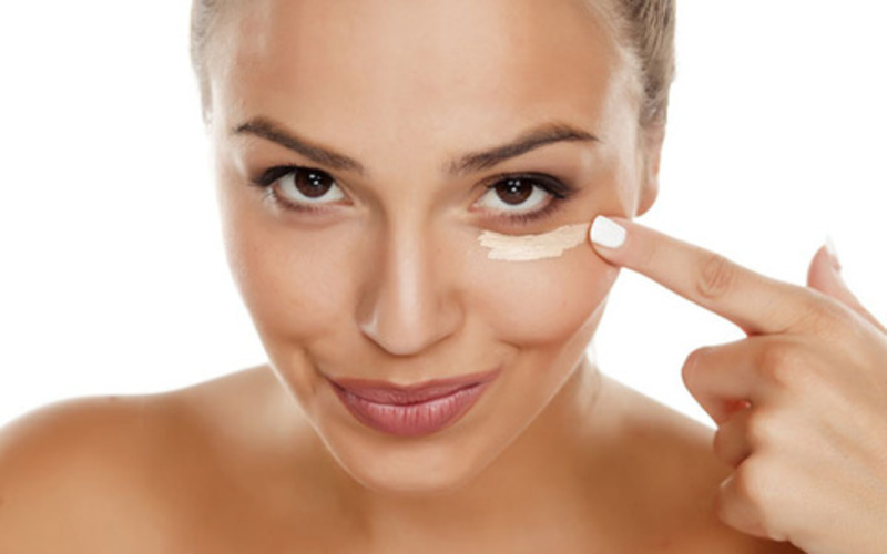 Sử dụng kem dưỡng mắt chính là giải pháp giảm sưng tấy, mờ thâm an toàn