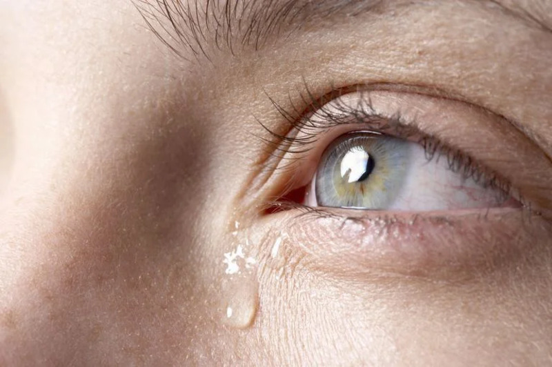 Nước mắt chảy liên tục là triệu chứng điển hình khi ngứa vùng mí mắt
