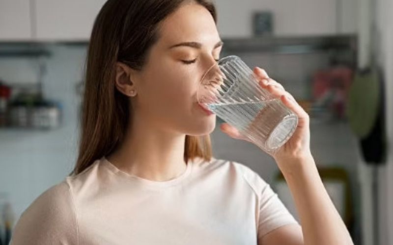 Uống đủ nước mỗi ngày sẽ giúp làn da căng mịn và tăng cường đào thải độc tố