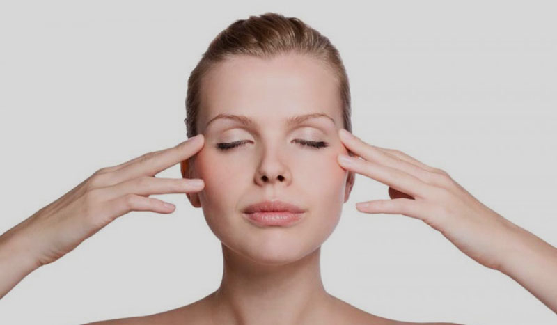 Động tác massage giúp cải thiện lưu thông máu vùng da mắt tốt hơn