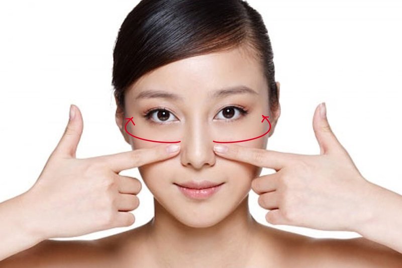 Xoa vòng mí mắt giúp các mạch máu điều hòa và hạn chế sụp mí mắt tốt hơn