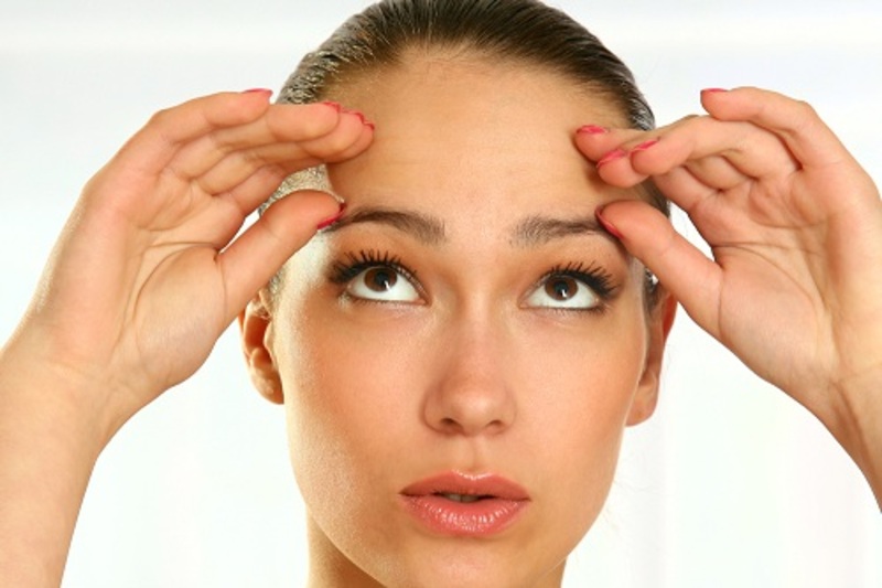 Mắt sụp mí ấn hai khóe mắt và giữ nếu kiên trì thực hiện sẽ mang đến hiệu quả 