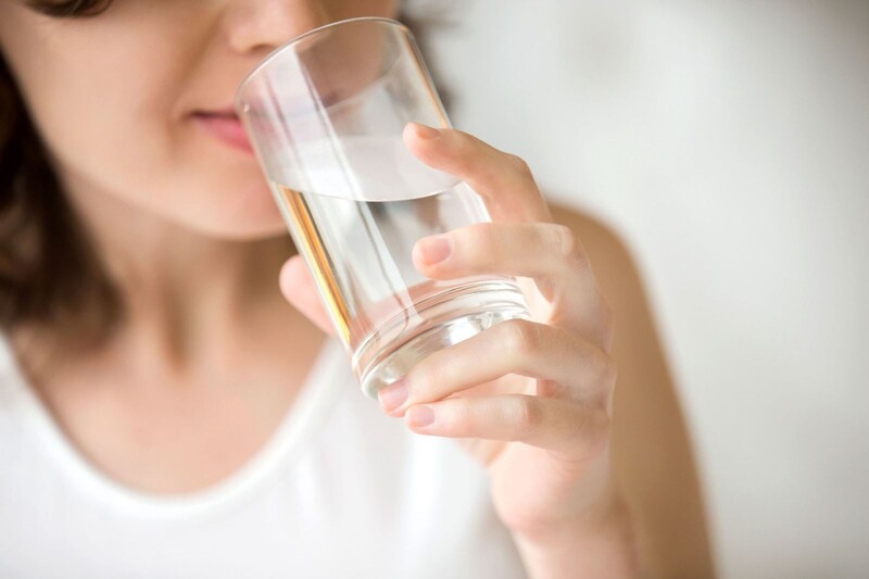 Sau khi nâng mũi bạn cần đảm bảo uống đủ lượng nước cần thiết trong ngày