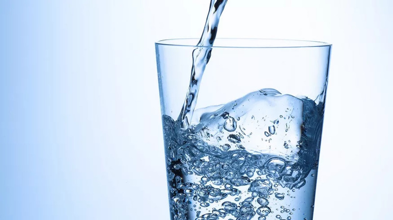 Mỗi ngày bổ sung đủ lượng nước cần thiết cho cơ thể góp phần đẩy nhanh thời gian hồi phục
