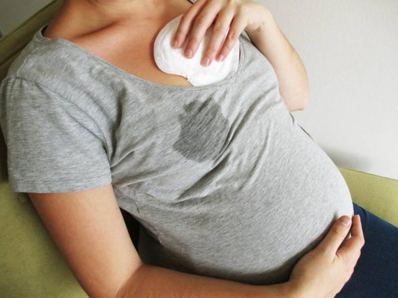 Đối với mẹ có tình trạng tiết nhiều sữa non khi mang thai cần lót thêm khăn xô bên trong áo ngực