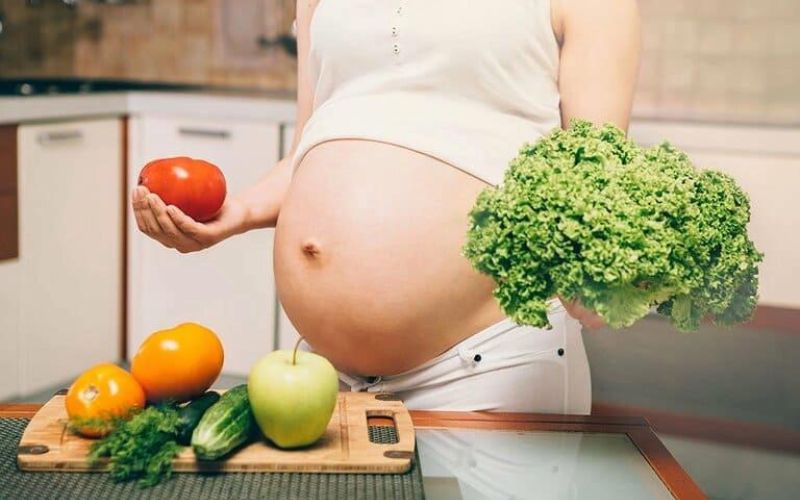 Các mẹ bầu nên bổ sung các thực phẩm chứa nhiều đạm, canxi, sắt…